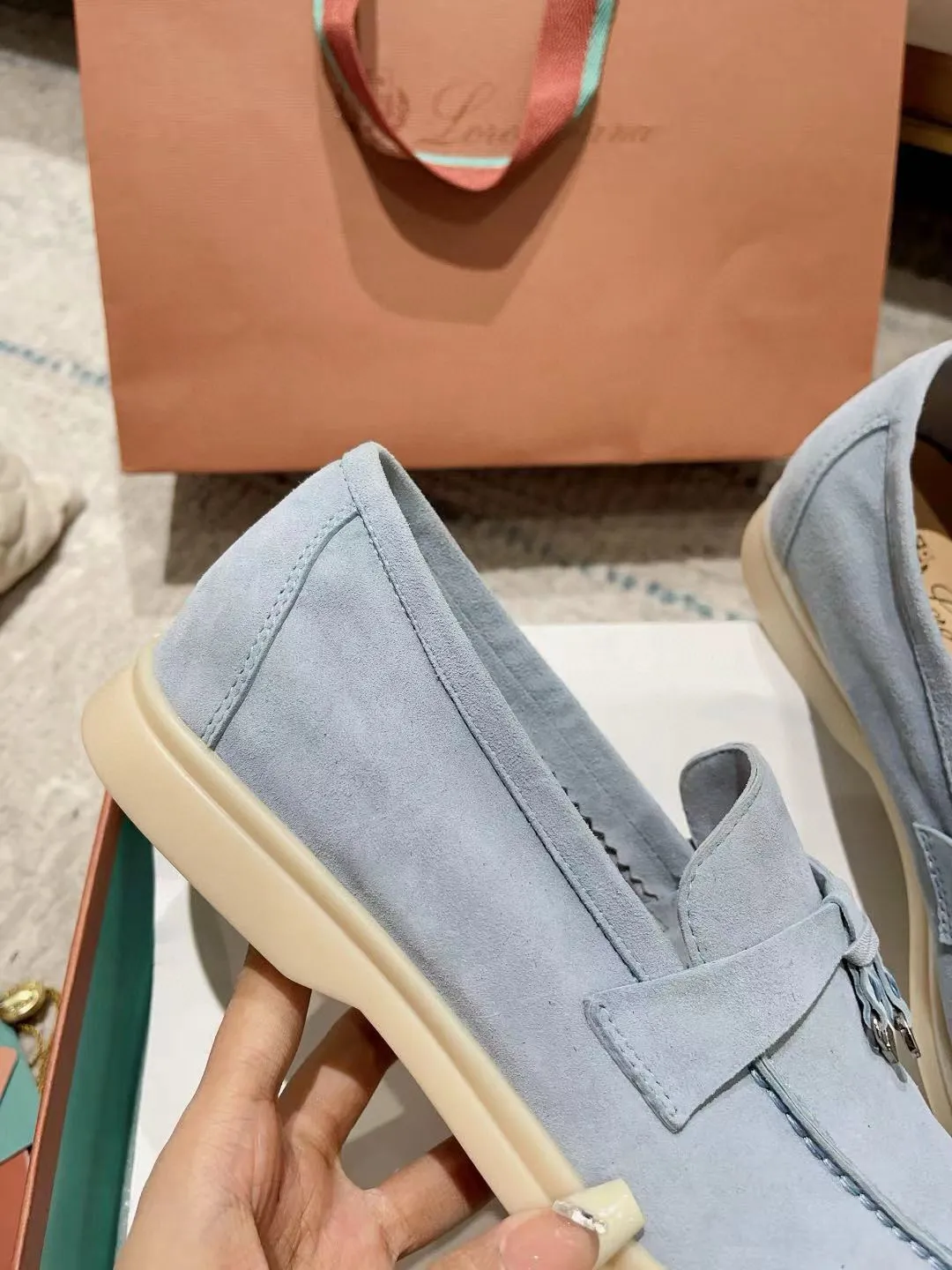 Factory price: 520💰4050 new color. Original purchase, 1⃣️: 1⃣️ folded and developed, Loro Piana professional model to try on feet, quality purchase level, flash sale of common products on the market, welcome to compare, original packaging. Fabric: Imported from Italy🐑High mercerized shearling, Lining: Hand-sewn mark thread in water-dyed cowhide imported from Italy🧵, high-end and elegant. Comfortable on the feet. Size: Women's 35-42 (41, 42) customized, non-returnable, men's 38-45 (46, 47, 48) customized, non-refundable. Fashionable boutiques that you can’t miss, a must-have item
